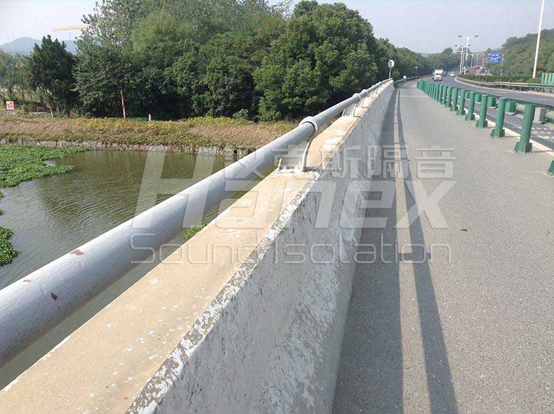 杭州104國(guó)道聲屏障實(shí)例照片1 杭州104國(guó)道聲屏障實(shí)例照片1